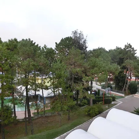 Your Flat Just A Short Walk From Pluto Beach דירה