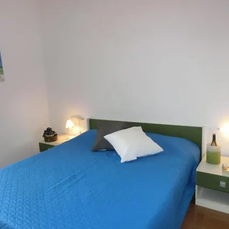 Your Flat Just A Short Walk From Pluto Beach ביביונה